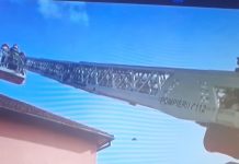 Doi bărbați amenință că se aruncă de pe Casa de Pensii!