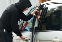 Târgu Jiu: Prinși în flagrant cu bunurile furate dintr-o mașină! Bănuiți de mai multe furturi din autoturisme!