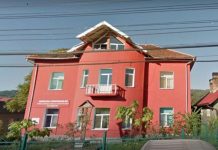 Au renunțat la protest, coborând de pe acoperișul de unde amenințau că se aruncă!