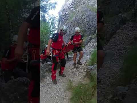 VIDEO: Accident pe munte! Salvamont acordă primele îngrijiri unei femei cu fractură deschisă de femur