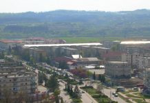 Șefa unei asociații colectează bani, ,,cu japca”, de la locatari pentru a plăti datoriile unui consilier local al PNL!