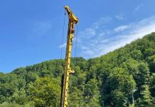 Continuă lucrările la podul din zona Lainici! A ajuns și un nou utilaj!