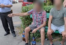 Amendați pentru că au băut în fața blocului și au făcut scandal