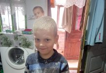 Băiețelul pierdut și regăsit aseară, în pădure, păzit timp de peste 6 ore de un cățel! VIDEO cu pădurarul și polițistul salvatori!