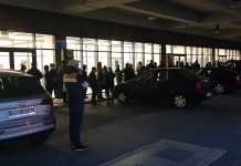 Coadă și la lăsarea serii la centrul de vaccinare de la stadionul din Târgu Jiu