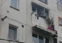Rovinari: Salvat de pompieri după ce a căzut de pe geam, de la etajul 4