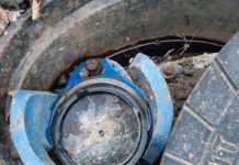 Târgu-Jiu: Un hidrant din Slobozia curge de o jumătate de an! Apa se infiltrează și a afectat artera rutieră și trotuarul