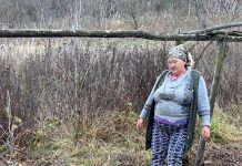 Valerica Lăudat, femeia care a reclamat înhumarea bebelușului din Licurici: ,,Fata minte! Nu are 21 de ani, eu nu am văzut copilul mort decât când l-a adus mama ei, într-o plasă de rafie, iar acesta nu era un avorton”