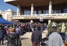 VIDEO: Lacrimi și durere la înmormântarea regretatului interpret Petrică Mîțu Stoian! Tot personalul artistic al Ansamblului ,,Doina Gorjului”, la căpătâiul artistului