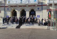 Sute de gorjeni au sărbătorit 1 Decembrie în Piața Prefecturii din Târgu-Jiu