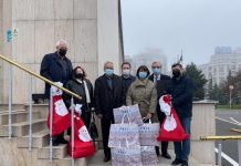 Cadou de Moș Nicolae din partea angajaților din învățământ pentru Guvern: petiții pentru salarii decente