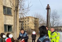 FOTO: Bucurie de Crăciun, adusă unei familii din Godinești, cu autospeciala de Poliție