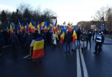 Protestatarii au spart cordonul de jandarmi, forțând intrarea în Parlament