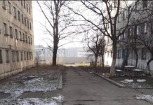 Teribilism, cu mesaj sinucigaș, pe fostele blocuri de nefamiliști din Motru! Tânăr: ,,Cum ar fi să te arunci de pe blocul ăsta?!”