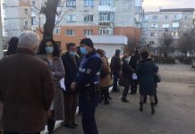 Foto: Profesorii de la Liceul Tehnic Motru fac grevă în fața IȘJ Gorj