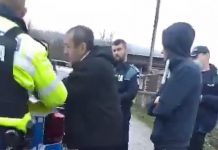 VIDEO: Incident cu poliția la Moi! Reclamat, împins de polițist, după ce l-a pus să dea declarație pe portbagajul autospecialei