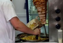 Angajata unui fast-food, amendată cu 1.200 lei