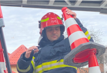 VIDEO: Bărbatul care protesta pe acoperișul ITM Gorj, convins să coboare