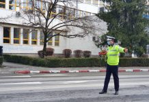 Polițiștii rutieri au oferit doamnelor și domnișoarelor flori și mărțișoare, de 1 Martie