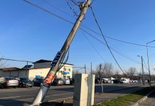 Stâlp de curent, lovit de un TIR slovac! Cartierul Narciselor lăsat fără curent