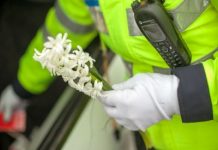 Flori și mărțișoare pentru femei, de la polițiștii rutieri