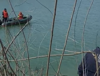 FOTO/VIDEO: Bărbatul căutat, găsit decedat în mașina scufundată în Jiu