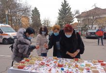 Mărțișoare din materiale reciclabile dăruite angajatelor de la Spitalul Județean și Ambulanța Gorj