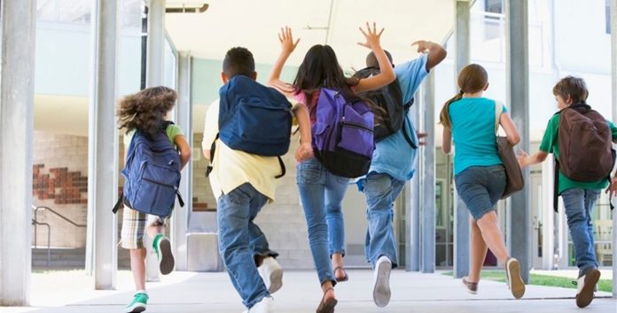 Elevii intră în vacanţă