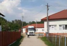 Curtea Școlii Gimnaziale Glogova, pistă pentru transportatorii de lemne! ISJ Gorj: ,,Un astfel de eveniment nu se va mai repeta!”