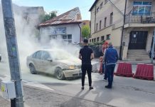 Târgu Jiu: O mașină a luat foc în mers, lângă Lidl