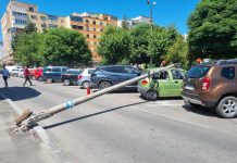 Stâlp căzut pe câteva mașini! Incidentul, aproape de o grădiniță