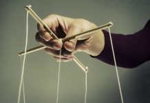 Manipularea – armă politică