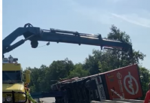 TIR cu țigări, răsturnat pe DN65