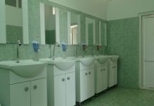 Bani de la Guvern pentru toalete în două școli din Gorj