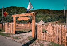 Tabără de sculptură lângă Mănăstirea Polovragi. Simboluri dacice în arta lemnului