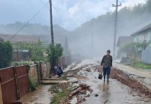 Satul Sohodol, sub ape, după o ploaie torențială de douăzeci de minute! – Primarul Remetea cere ajutor: ,,De 60 de ani nu s-a mai pomenit așa ceva”!