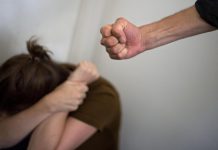 Bătută cu pumnii în cap, și-a iertat soțul agresiv. Dosar închis!