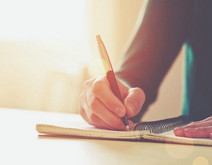 femeie-care-scrie_55084899-770x600