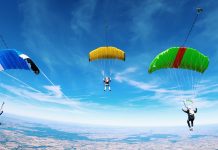 Demonstrație de parașutism la o pensiune de lângă Polovragi