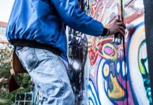 Ce pățesc cei care desenează pereții clădirilor!