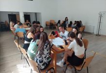 Tinerii din Scoarța, la consultare