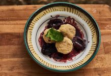 Rețeta săptămânii – Bucătăria lui Fabi: Găluște din urdă cu sos de prune !