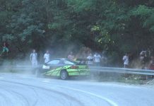 A ieșit cu mașina în decor la raliu! Derapaj periculos!