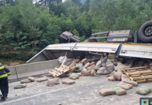 VIDEO| Poliția, despre accidentul de pe Defileul Jiului: TIR-ul a fost acroșat de un alt autotren