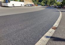 S-a turnat asfalt în zona Mănăstirii Lainici