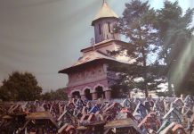 Înălţarea Sfintei Cruci şi Lecţia de viaţă – Sărbătoarea Înălţării Sfintei Cruci, la «Muzeul Crucilor» din satul Măceşu, Oraşul Târgu-Cărbuneşti, Gorj! – ,,Doamne Iisuse Hristoase, Mântuitorul sufletelor noastre, mărturisim înaintea Ta, întru această zi a răstignirii Tale, în care ai pătimit și ai primit moarte pe Cruce”!