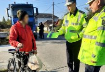 Cadrele IPJ Gorj au împărțit bicicliștilor și căruțașilor veste reflectorizante