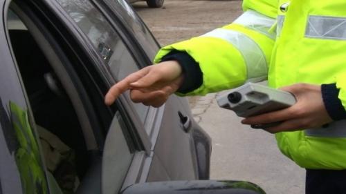 Fără permis, la volanul unei mașini cu numere false