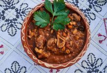 VIDEO: Rețeta săptămânii – Bucătăria lui Fabi: Fasole cu ciolan în oală de lut, reinterpretată, gătită încet lângă foc