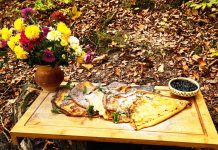 VIDEO: Rețeta săptămânii – Bucătăria lui Fabi: Clătite cu urdă și sos de coacăze negre, gătite la foc